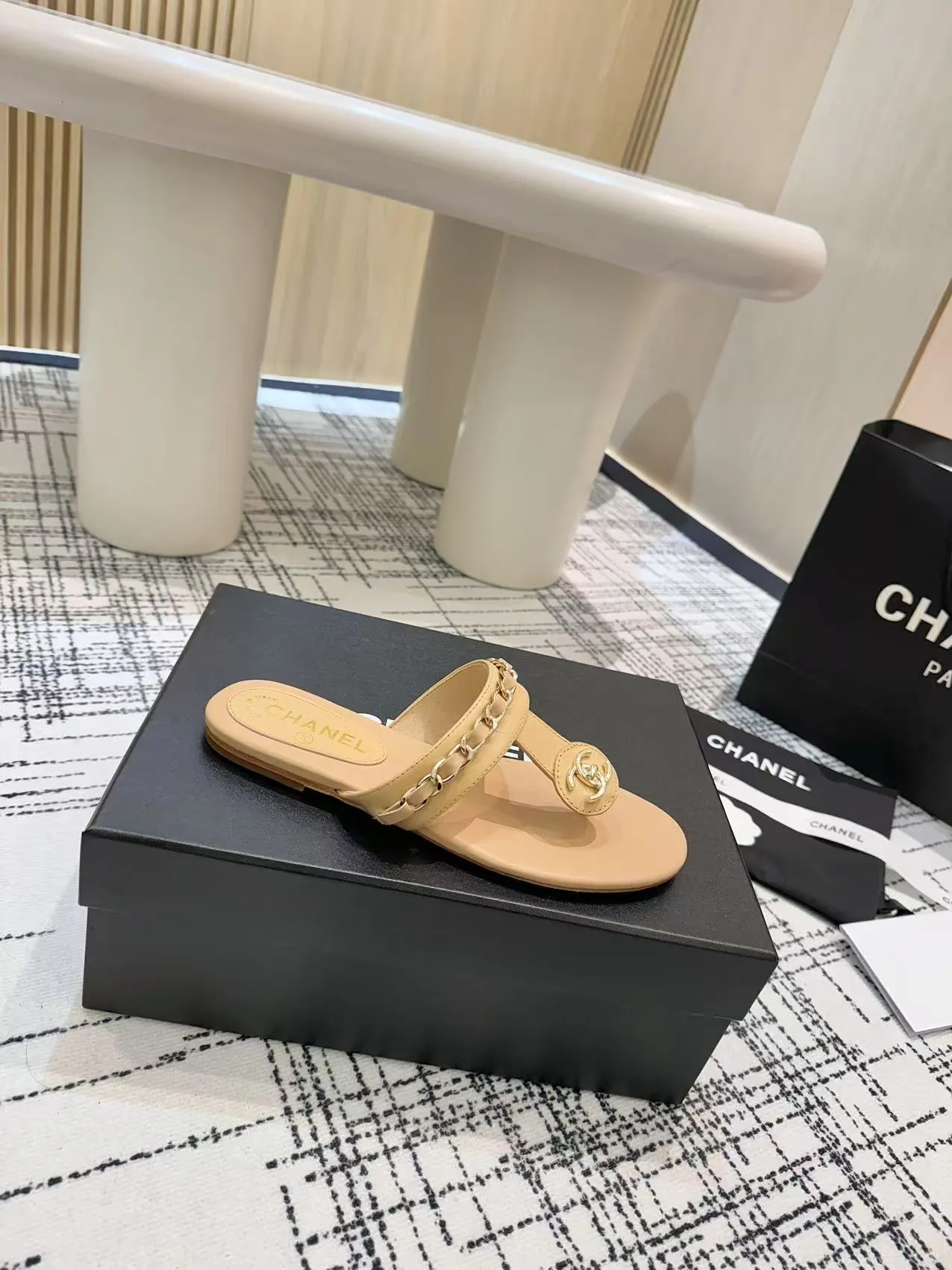 👟👟Ex-factory price 480👟👟 Top version Chanel Chanel - 2025 spring model, counter top double C sandals, this classic design; the extraordinary double C incorporates a variety of color elements... The diversified mix and match is very beautiful and versatile, very light on the foot, comfortable, super delicate and elegant, and can be used outdoors... ꫛꫀꪝ Go➫ Material: ❶Upper made of: Original imported sheepskin ❷Inner lining: Original sheepskin lining ❸Outsole based on: Original Italian genuine leather outsole Counter boutique packaging complete set for women 35–40 (customized for 41) 3 colors available (black, white, apricot)